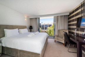 Elegant 1 Bedroom Studio in the City